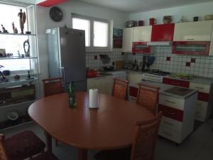 比哈奇的住宿－Holiday home Una-Mia，厨房配有木桌和冰箱。