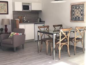 eine Küche mit einem Esstisch und Stühlen in der Unterkunft A Gosto in Tomar