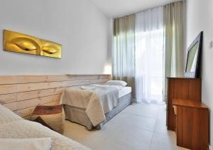 a hotel room with two beds and a window at Ośrodek wypoczynkowy Balt-Tur Feel Well Resort in Jastrzębia Góra