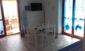 リオトルトにあるCasa vacanze vanniの白いダイニングルーム(白いテーブルと椅子付)