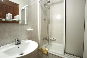Kylpyhuone majoituspaikassa Hostal San Roque