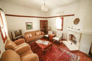 ein Wohnzimmer mit einem Sofa und einem Kamin in der Unterkunft Kleo Cottages in Kalkan