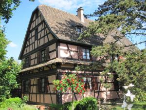 EschauにあるMaison alsacienneの白黒の家