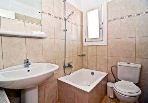 Ванна кімната в Odysseion Apartments