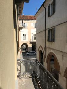 - une vue depuis le balcon d'un bâtiment dans l'établissement Loft Acaja, à Fossano