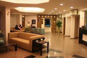 Un vestíbulo con un sofá y mesas en un edificio. en Elysee Beach Hotel, en Alanya 17 fotos más
