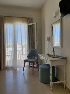 TV a/nebo společenská místnost v ubytování Alkyon Hotel