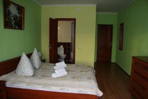 una camera da letto con un letto e asciugamani di Pyate Koleso a Lazeshchyna