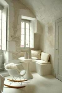 um quarto branco com uma cadeira, uma mesa e uma janela em "Un Lieu Unique" Le Lodge et le Dolce em Annecy