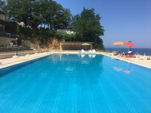 einen großen blauen Pool mit Meerblick in der Unterkunft Matthews Beach House in Vlorë