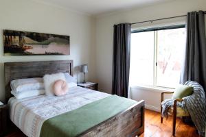 1 dormitorio con cama y ventana grande en Parker Lodge Maldon en Maldon