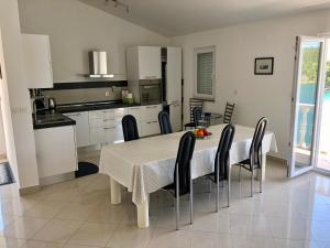Kuchyň nebo kuchyňský kout v ubytování Apartman Gaga