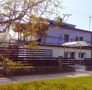 een huis met een hek ervoor bij RELAX u lesa in Ratíškovice