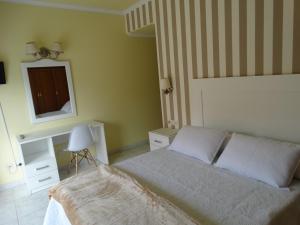 Giường trong phòng chung tại Hotel Cervantes