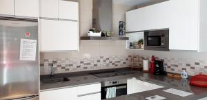 Kuchnia lub aneks kuchenny w obiekcie LUMINOSO APARTAMENTO en el centro de Cádiz