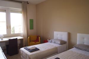 ボローニャにあるCasa Colavita 148のベッドルーム1室(ベッド2台、デスク、椅子付)