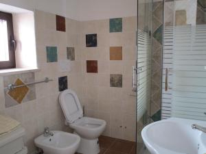 a bathroom with a toilet and a sink and a shower at Alla Contrada degli Asinelli in Colledanchise