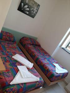 2 camas en una habitación junto a una ventana en Affittacamere Ca' Dei Lisci, en Riomaggiore