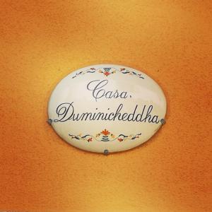een bord met de tekst casa dumucaldaria bij Casa Duminicheddha, mare e relax in Gallura in Bassacutena