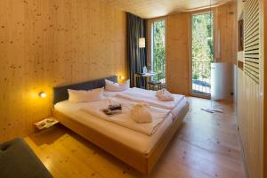 Postel nebo postele na pokoji v ubytování Alpenhotel Ammerwald