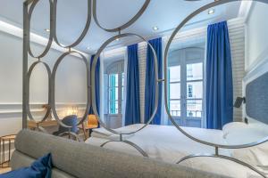 a bedroom with mirrors on the wall at Livemalaga Centro Suites in Málaga