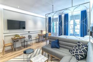 salon z kanapą i stołem w obiekcie Livemalaga Centro Suites w Maladze