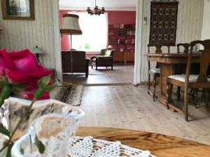 a living room with a table with a flower in a vase at Villa Holmen in Balestrand