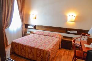 pokój hotelowy z łóżkiem i stołem w obiekcie Hotel Le Boulevard w Lido di Venezia