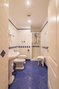 A bathroom at Apollo B&B