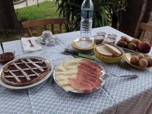 einen Tisch mit einem Tischtuch mit Essen drauf in der Unterkunft La collina degli olivi in Carmignano