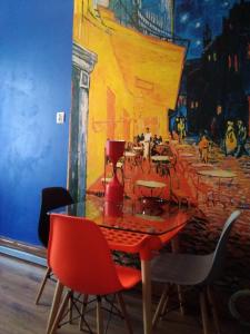 トルンにあるBeautiful Apartmentのテーブルと椅子が備わる部屋の絵画
