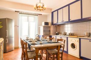 una cocina con mesa y sillas. en Les Suites - Apartments, en Riposto