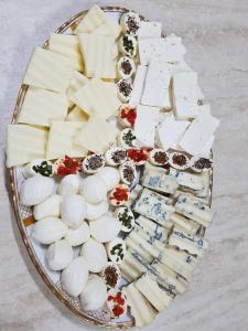 a plate of cheese and crackers on a table at Casa Altfel in Malaia