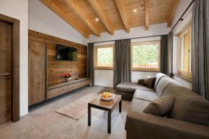 a living room with a couch and a table at Innerluferhof in Rifiano