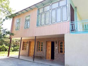 un edificio con un balcone in cima di Guesthouse Luka a Martvili