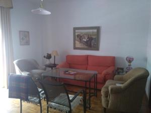 コルドバにあるPiso centro de Cordobaのリビングルーム(赤いソファ、椅子付)