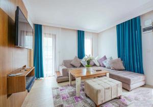 una sala de estar con un sofá y una mesa en Nehir Suite Hotel, en Uzungöl