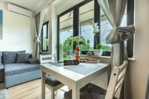 een eetkamer en woonkamer met een tafel en stoelen bij Studio Andrea in Rovinj