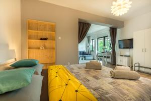 een slaapkamer met een groot bed en een woonkamer bij Studio Andrea in Rovinj