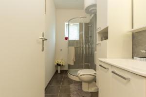een witte badkamer met toilet en douche bij Studio Andrea in Rovinj +25 foto's