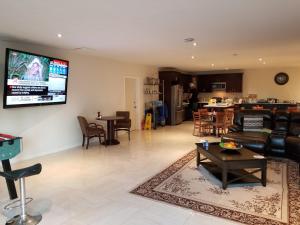 TV a/nebo společenská místnost v ubytování Riverview B&B