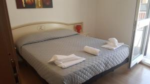 a bedroom with a bed and a dresser at Hotel La Zorza in Riomaggiore