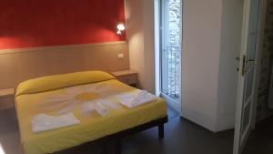 a bedroom with a bed and a window at Hotel La Zorza in Riomaggiore