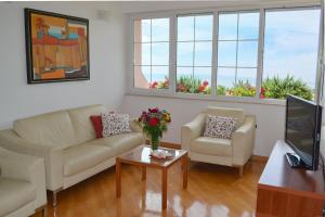 sala de estar con sofá, 2 sillas y TV en Apartment Sunny en Split