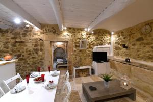 メネルブにあるLe petit trésor du Luberonのキッチン、ダイニングルーム(テーブル、椅子付)