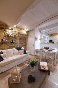 een woonkamer met een bank en een tafel bij Le petit trésor du Luberon in Ménerbes