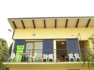 a balcony of a house with chairs and a table at Camping Bella Italia in Peschiera del Garda