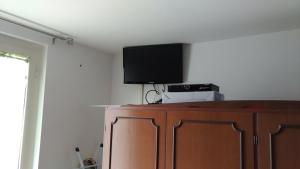 una camera con TV a parete e armadio di Casa Corso Umberto 244 piano 3° a Bernalda
