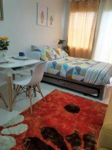 Un pat sau paturi într-o cameră la Cityscape Residences Unit 510