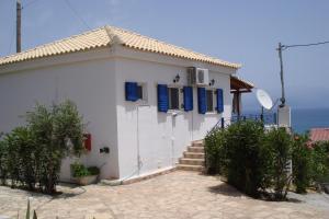 Fotografia z galérie ubytovania Villa Panorama Michalis Haikos two minutes walk to the beach Peroulia v destinácii Kómboi